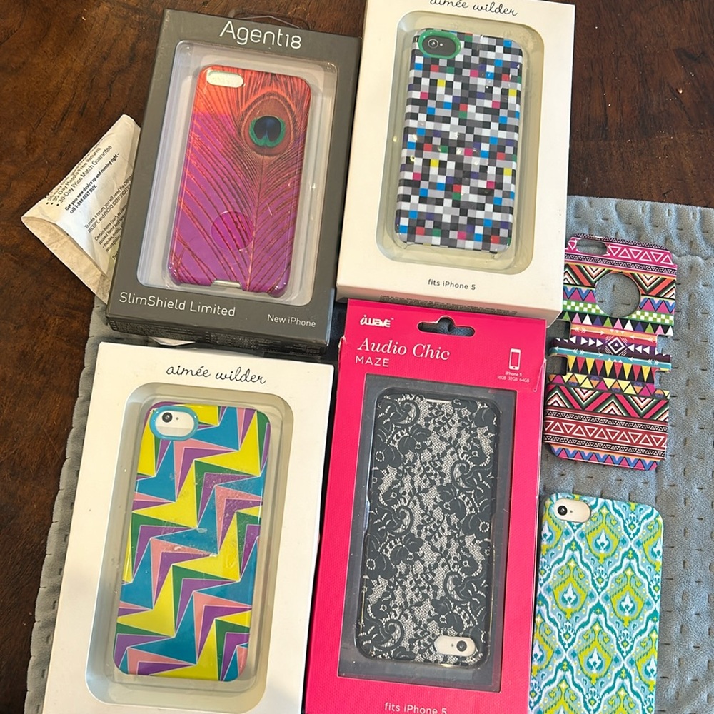 Four IPhone 5 New in Box Phone Cases plus 2 Bonus Cases